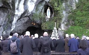 Les évêques rassemblés devant la grotte pour les laudes © ktotv.com