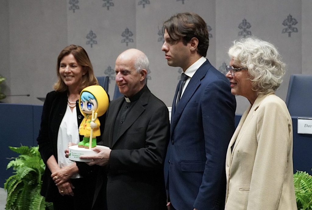 Mgr Fisichella avec à sa gauche l’illustrateur Simone Legna, créateur de « Luce » la mascotte du Jubilé 2025 © iubilaeum2025.va