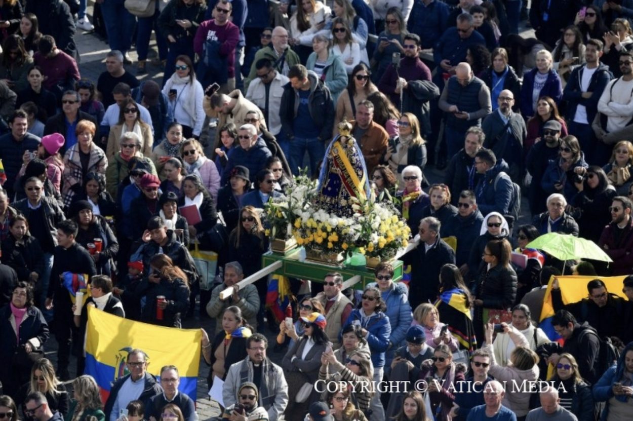 Pèlerins réunis sur la place Saint-Pierre pour l'Angélus © Vatican Media