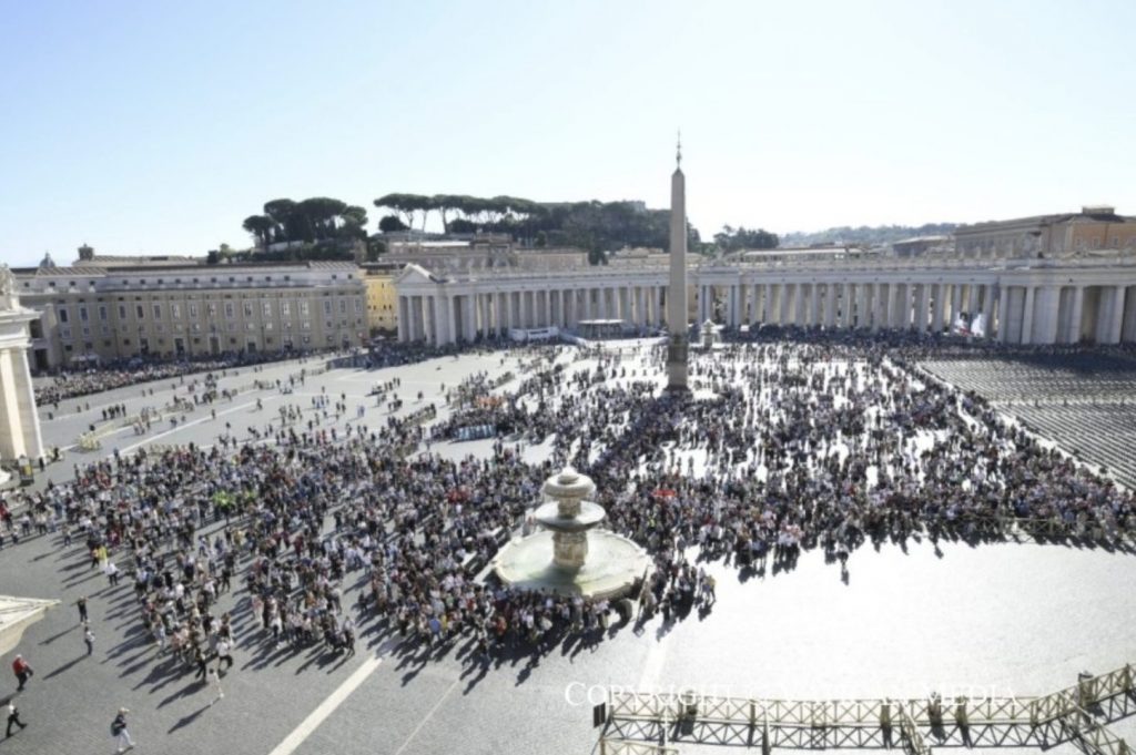 Place Saint-Pierre lors de l'Angélus du 1er novembre © Vatican Media