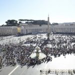 Place Saint-Pierre lors de l'Angélus du 1er novembre © Vatican Media