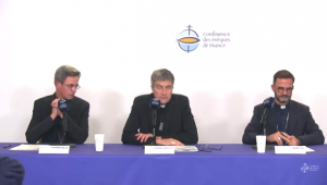 Conférence de presse de clôture : Mgr Pierre-Antoine Bozo (à gauche), Mgr Éric de Moulins-Beaufort, et Mgr Loïc Lagadec © Église catholique en France