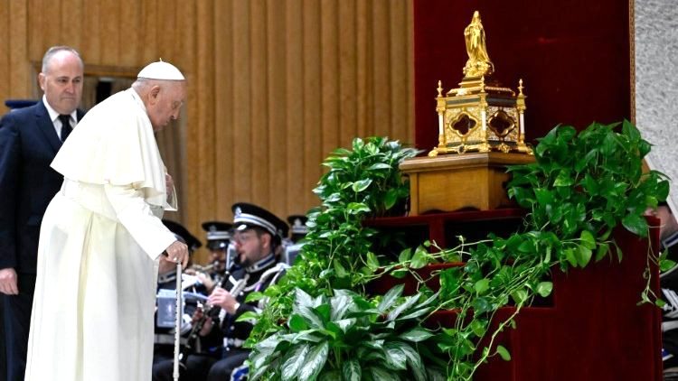 Le pape vénère les reliques de sainte Thérèse de Lisieux au Vatican le 18 décembre 2024 © Vatican media