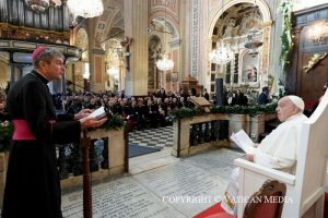 Voyage apostolique à Ajaccio : Prière de l'Angélus avec les évêques, les prêtres, les diacres, les personnes consacrées et les séminaristes, 15 décembre 2024 © Vatican Media