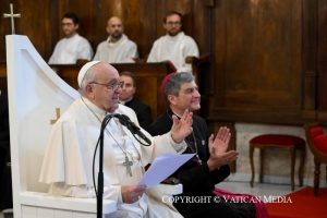 Voyage apostolique à Ajaccio : Prière de l'Angélus avec les évêques, les prêtres, les diacres, les personnes consacrées et les séminaristes, 15 décembre 2024 © Vatican Media