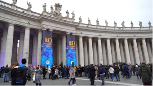 L'exposition peut être visitée tous les jours jusqu'au 6 janvier 2025 sous les colonnades du Bernin, sur la place Saint Pierre © iubilaeum2025.va