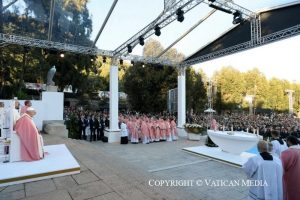 Messe en présence de 15 000 fidèles sur la place du Casone © Vatican Media