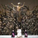 Audience dans la salle Paul VI le 11 décembre 2024. Le pape devant la célèbre sculpture en bronze représentant la Résurrection du Christ © Vatican Media