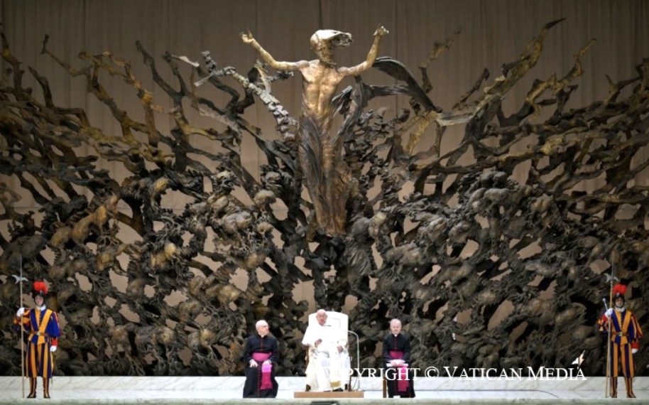 Audience dans la salle Paul VI le 11 décembre 2024. Le pape devant la célèbre sculpture en bronze représentant la Résurrection du Christ © Vatican Media