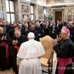 Le souverain pontife salué par l’assemblée au terme de son discours © Vatican Media