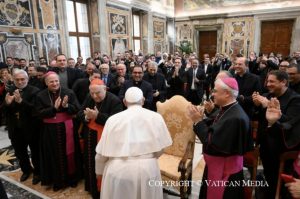 Le souverain pontife salué par l’assemblée au terme de son discours © Vatican Media