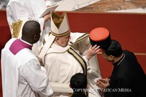 Mgr George Jacob KOOVAKAD de rite syro-malabar, fonctionnaire de la Secrétairerie d'État, organisateur des voyages apostoliques