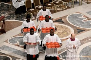 Les attributs des cardinaux, l’anneau et la barrette cardinalice © Vatican Media