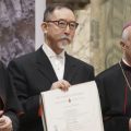 De gauche à droite: le cardinal Pietro Parolin, secrétaire d’État du Vatican, le sculpteur japonais Etsurō Sotoo et Mgr Salvatore Fisichella, pro-préfet du Dicastère pour l’évangélisation © AsiaNews