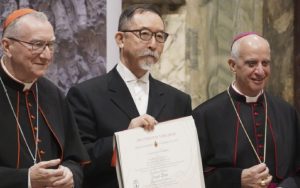 De gauche à droite: le cardinal Pietro Parolin, secrétaire d’État du Vatican, le sculpteur japonais Etsurō Sotoo et Mgr Salvatore Fisichella, pro-préfet du Dicastère pour l’évangélisation © AsiaNews