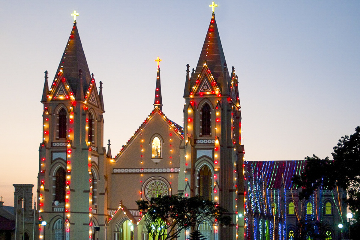 Des décorations de Noël autour de l’église du Saint-Rosaire de Kudapaduwa, à Nagombo (à environ 40 km au nord de Colombo, la capitale). © / CC BY-NC-ND 2.0