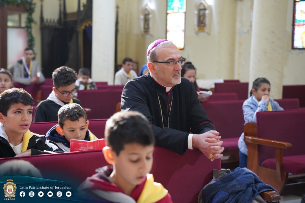 Le Patriarche de Jérusalem dans la paroisse de la sainte Famille à Gaza (crédit LPJ)