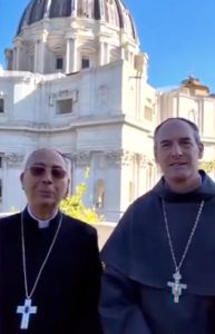 Le cardinal corse Dominique Mamberti, préfet du tribunal suprême de la Signature apostolique à Rome, et le cardinal François Bustillo annoncent la visite du pape en Corse © Église catholique de Corse