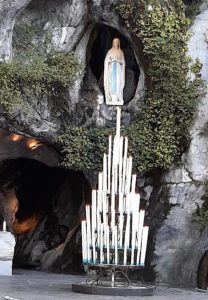 La grotte de Lourdes où la Vierge Marie a dit à Bernadette qu’elle était l’Immaculée Conception © Anita Sanchez