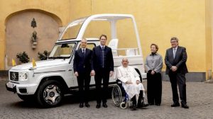 a nouvelle papamobile a été remis au pape le 4 décembre dans la Cité du Vatican  © Mercedes-Benz Media