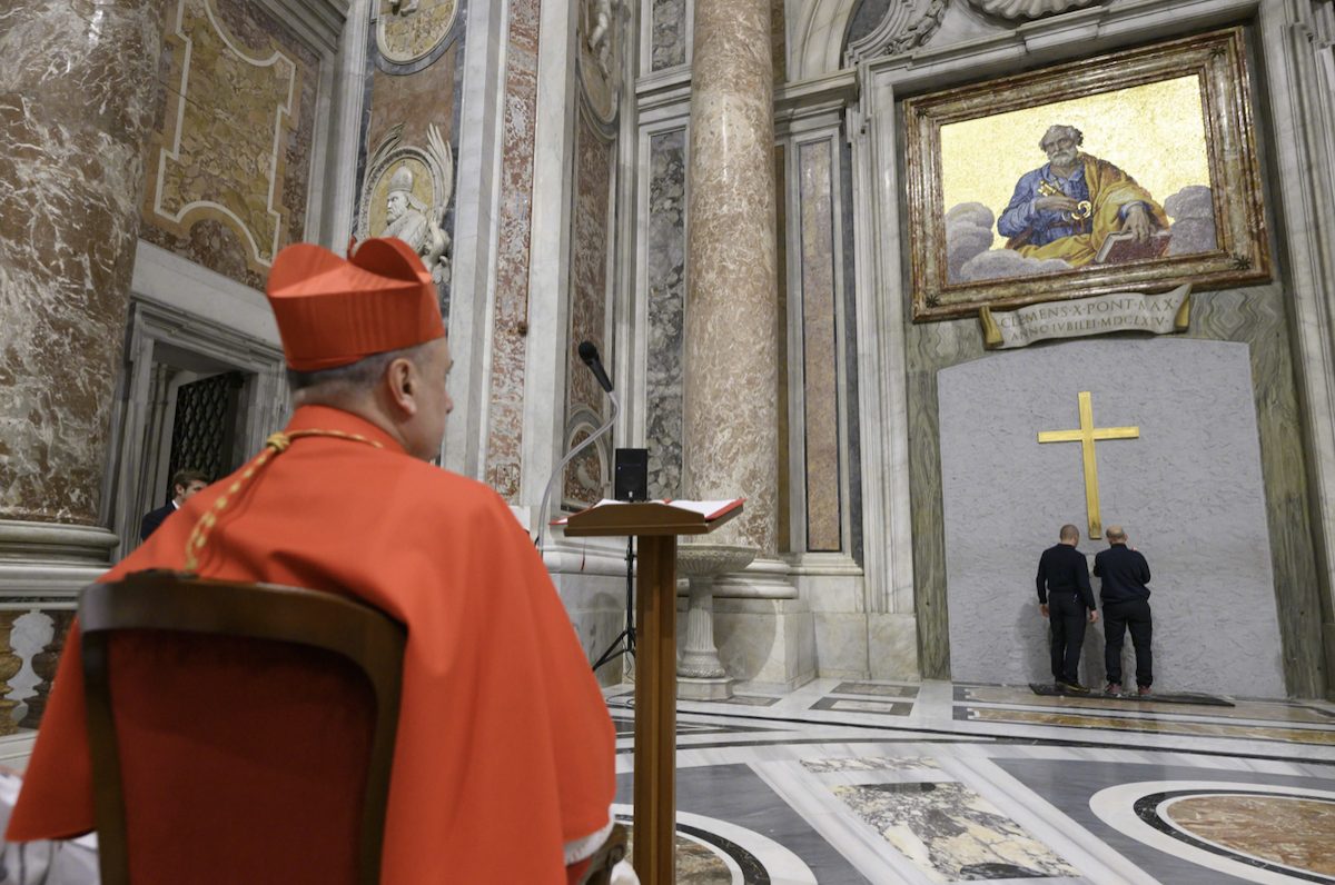 Le cardinal Mauro Gambetti, archiprêtre de la basilique Saint-Pierre a présidé à cérémonie de la « recognitio » le 2 décembre 2024 © Vatican Media