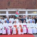 Le cardinal Tagle, pro-préfet du Dicastère pour l’évangélisation, le cardinal Ferrao, archevêque de Goa, et l’ensemble des 22 sociétés missionnaires présentes à la rencontre internationale du Misal (2 au 6 décembre à Goa) © MEP