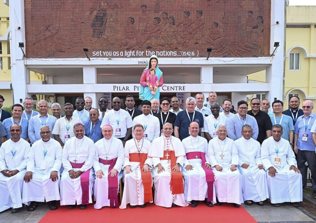 Le cardinal Tagle, pro-préfet du Dicastère pour l’évangélisation, le cardinal Ferrao, archevêque de Goa, et l’ensemble des 22 sociétés missionnaires présentes à la rencontre internationale du Misal (2 au 6 décembre à Goa) © MEP