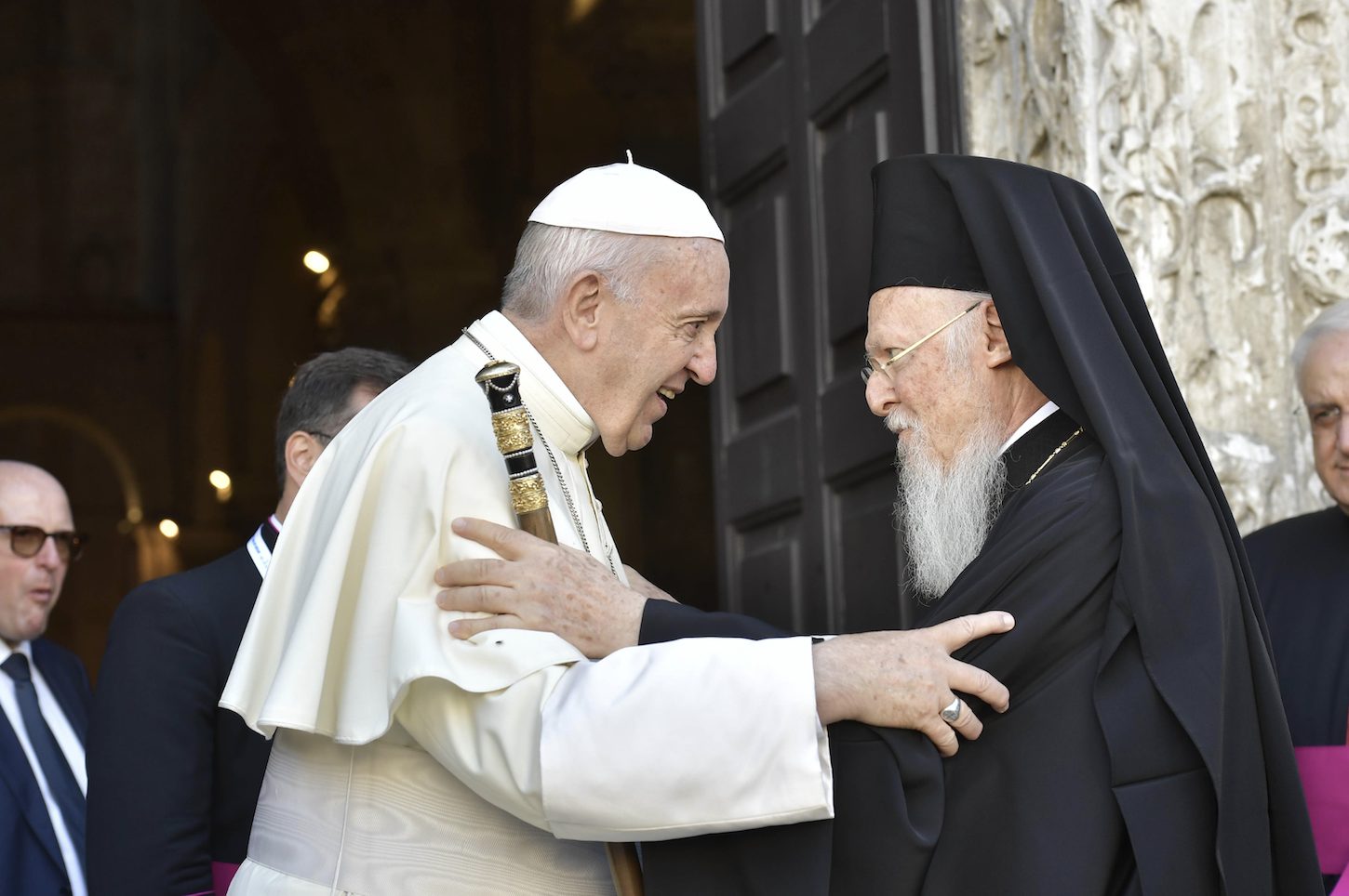 Le pape François accueille le patriarche Bartholomée à la basilique Saint-Nicolas, à Bari (Italie) en juillet 2018 © Vatican Media