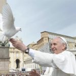 Le pape François libère une colombe © Vatican Media