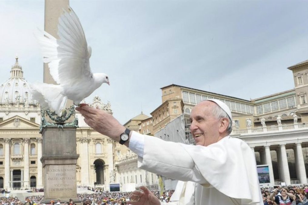 Le pape François libère une colombe © Vatican Media