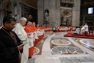 Les 21 nouveaux cardinaux devant le Saint-Père © Vatican Media