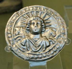 Disque dédié à Sol Invictus portant la couronne radiée, argent, œuvre romaine, 3è siècle. Provenance: Pessinus (Bala-Hissar, Asie mineure). Photo: Wikipedia