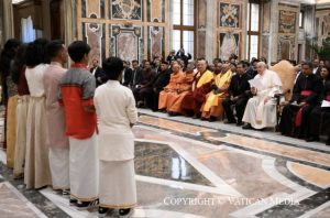 Rencontre avec les participants à la Conférence interreligieuse promue par le « Sree Narayana Dharma Sanghom Trust » le 30 novembre 2024 © Vatican Media