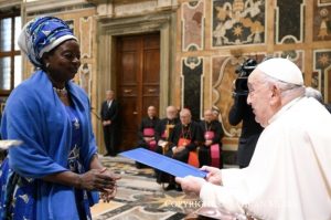 Présentation des Lettres de créance de l’ambassadrice Madame Betty Chebet CHERWON (Kenya) © Vatican Media