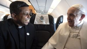 Mgr Koovakad avec le pape lors d'un voyage apostolique © Vatican Media