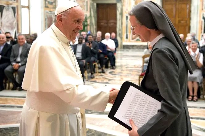 Le pape François salue Sr. Simona Brambilla, supérieure générale des Sœurs missionnaires de la Consolata, le 5 juin 2017 © L'Osservatore Romano