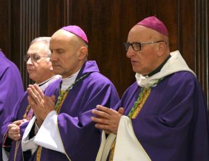 Mgr François Touvet (à gauche, devant) prend la suite de Mgr Dominique Rey © Diocèse de Fréjus Toulon