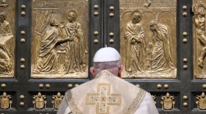 Le pape François inaugure l'année jubilaire 2025 par l'ouverture solennelle de la Porte Sainte 