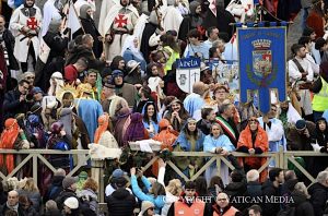 Membres des « Amis de l'histoire et de la tradition » salués par le pape le jour de l’Épiphanie © Vatican Media