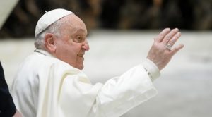 Le Pape François salue à l'audience générale © Vatican Media