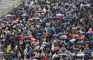 La foule rassemblée place Saint-Pierre pour l’Angélus du dimanche 5 janvier © Vatican Media