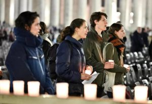 prière pour le pape sur la place Saint-Pierre