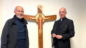 Riccardo Izzi (à gauche), l'artiste qui a réalisé la Croix du Jubilé, et Mgr Fisichella, pro-préfet du Dicastère pour l'Évangélisation © iubilaeum2025.va