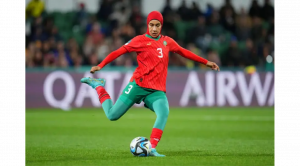 La défenseuse marocaine Nouhaila Benzina est entrée dans l'histoire de la Coupe du monde de football féminin en jouant avec un hijab © BBC News