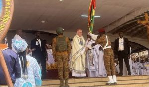 Le cardinal Pietro Parolin recevant le drapeau du Burkina Faso