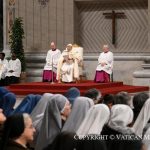 Des centaines de religieux, religieuses et laïcs consacrés se sont joints au pape pour la célébration des vêpres dans la basilique Saint-Pierre © Vatican Media