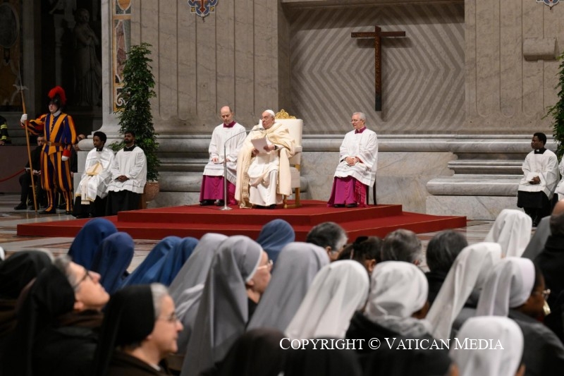 Des centaines de religieux, religieuses et laïcs consacrés se sont joints au pape pour la célébration des vêpres dans la basilique Saint-Pierre © Vatican Media