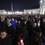 Chaque jour, fidèles et membres de la Curie romaine se réunissent pour prier le chapelet (c) Vatican Media