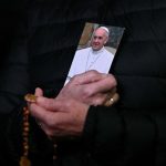 Il a participé à distance aux exercices spirituels du Carême, se connectant par vidéo avec le rassemblement dans la salle Paul VI © REUTERS/Dylan Martinez