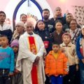 N. Biswokarma (au fond, 3e à partir de la droite) dans l’église St Joseph de Kohalpur, Népal. © Pragati Shahi / Ucanews